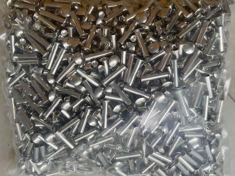 A Nuote Metals félcsöves szegecseket szállít Mexikóba – Összecsukható bútorokhoz, 24 órás sóspray átadva