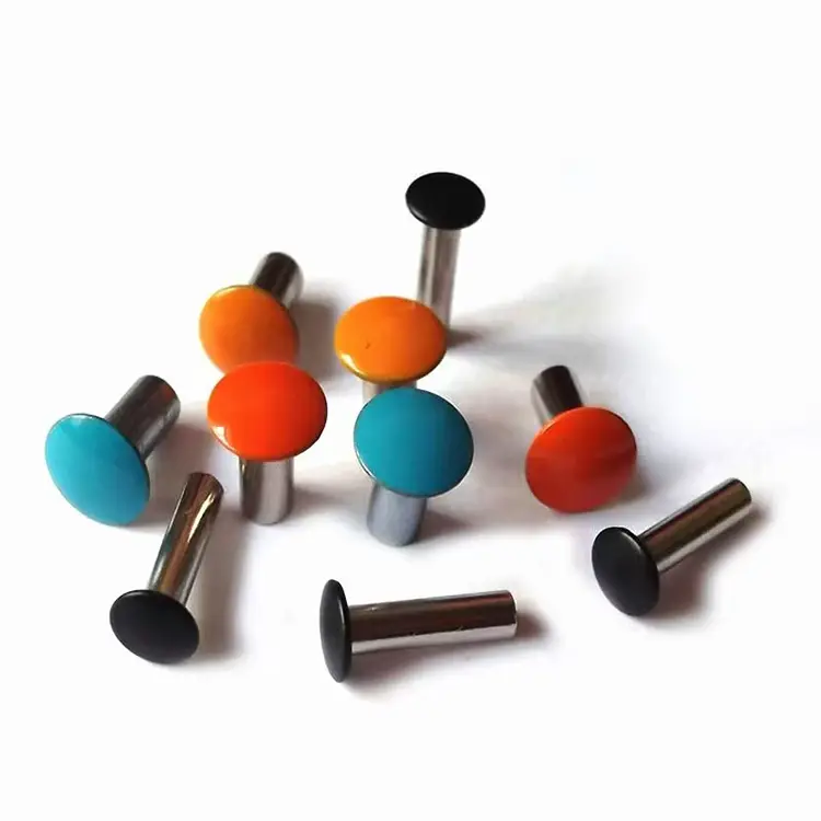 Festett színes szegecsek